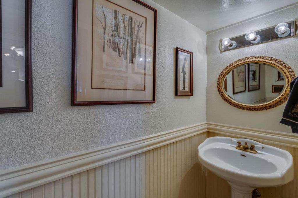Four Winds Victorian Venue & Suites Bonham Exteriör bild